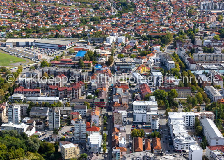 Luftbild Stadtzentrum im Innenstadtbereich an der Straße Kralja Petra I Oslobodioca in Prijedor in Republika Srpska, Bosnien und Herzegowina