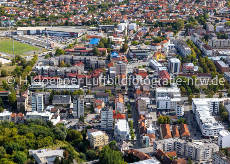 Luftbild Stadtzentrum im Innenstadtbereich an der Straße Kralja Petra I Oslobodioca in Prijedor in Republika Srpska, Bosnien und Herzegowina