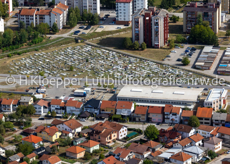 Luftbild Grabreihen auf dem Gelände des Friedhofes an der Straße Zarka Zgonjanina in Prijedor in Republika Srpska, Bosnien und Herzegowina