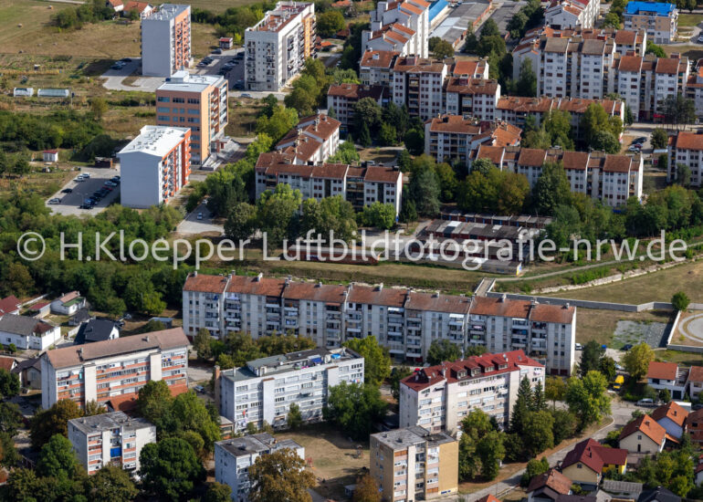 Luftbild Mehrfamilienhaus- Wohngebiet in Form einer Reihenhaussiedlung ... an der Straße Zarka Zgonjanina in Prijedor in Republika Srpska, Bosnien und Herzegowina
