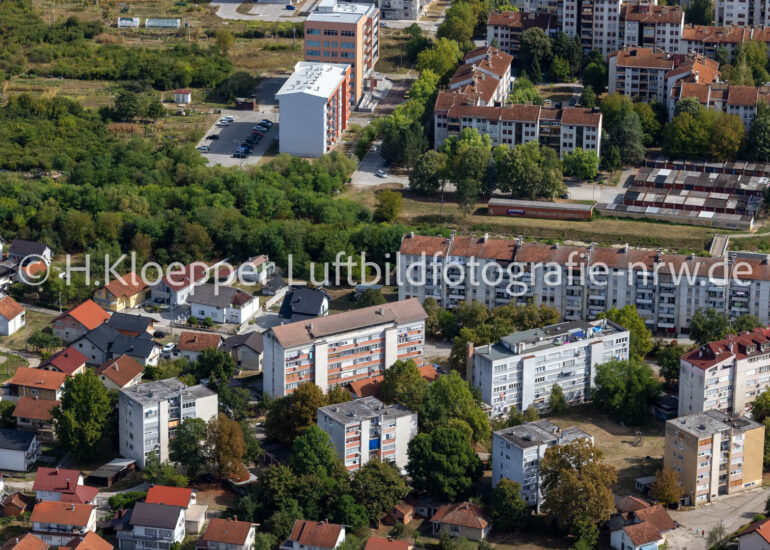 Luftbild Mehrfamilienhaus- Wohngebiet in Form einer Reihenhaussiedlung ... an der Straße Zarka Zgonjanina in Prijedor in Republika Srpska, Bosnien und Herzegowina